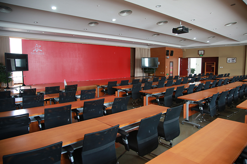 这是陕甘宁革命老区脱贫致富座谈会召开地——延安干部学院1号会议室。当天的会议从下午5点一直开到将近晚上8点。（延安干部学院供图）