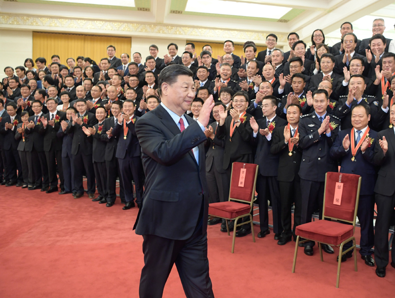 6月25日，党和国家领导人习近平、李克强、王沪宁等在北京人民大会堂会见第九届全国“人民满意的公务员”和“人民满意的公务员集体”受表彰代表。