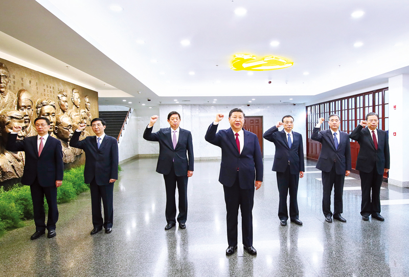　2017年10月31日，中共中央总书记、国家主席、中央军委主席习近平带领中共中央政治局常委李克强、栗战书、汪洋、王沪宁、赵乐际、韩正，瞻仰上海中共一大会址和浙江嘉兴南湖红船。这是31日上午，在上海中共一大会址纪念馆，习近平带领其他中共中央政治局常委同志一起重温入党誓词。 新华社记者 兰红光/摄