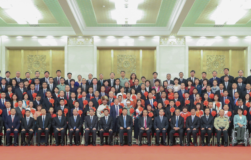 5月16日，党和国家领导人习近平、李克强、王沪宁等在北京人民大会堂会见第六次全国自强模范暨助残先进表彰大会代表。