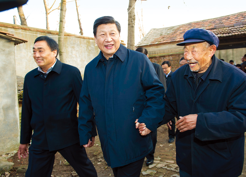 　2013年11月24日至28日，中共中央总书记、国家主席、中央军委主席习近平在山东考察。 这是25日下午，习近平在地处沂蒙老区的临沭县曹庄镇朱村亲切地拉着83岁的“老支前”王克昌的手去他家看望。 新华社记者 谢环驰/摄
