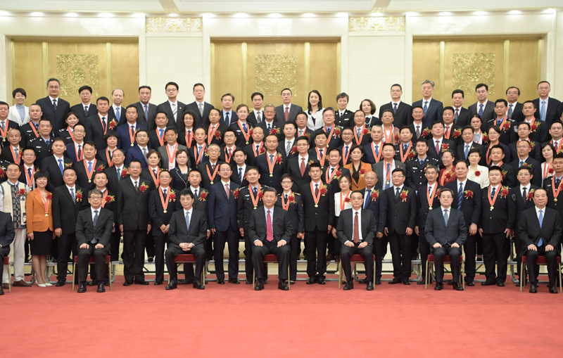 6月25日，党和国家领导人习近平、李克强、王沪宁等在北京人民大会堂会见第九届全国“人民满意的公务员”和“人民满意的公务员集体”受表彰代表。